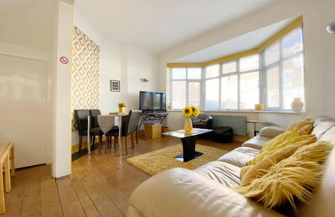 Cosy Old House Free Parking Close To Town & Beach-1